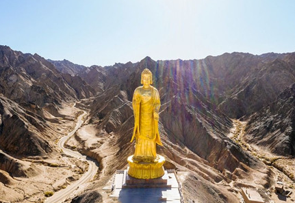 敦煌第一圣境三危山景区简介：莫高窟竟因其佛光而建