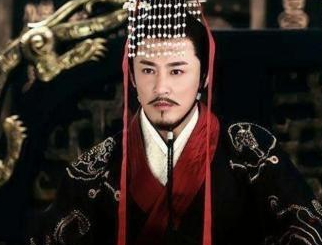 随着历史的发展，龙袍为何由黑色慢慢变成金黄色？