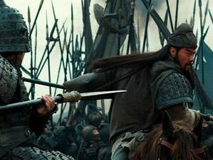 下邳之战前，关羽再三向曹操索要美女的原因是什么？