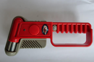 一对情侣乘坐列车从北京前往青岛旅游，因琐事争吵女生用消防锤砸破车窗