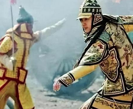清朝侍卫负责保护皇帝安全 他们的佩刀为什么都反着佩戴