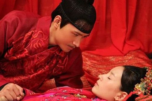 她本是皇后，丈夫死后竟被儿子强娶为妃
