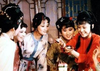 红楼梦贾府过年的场面如何？没落迹象已然显现