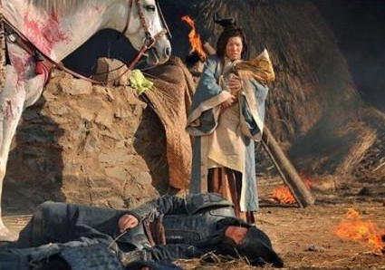 糜夫人把阿斗交给赵云之后 糜夫人为什么就投井自杀了