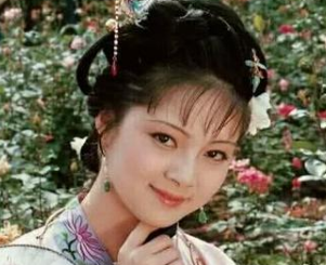 宝琴上京时，薛宝钗送的那条石榴裙有何深意?
