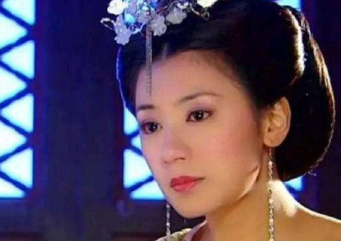 武则天的一生分为几个阶段？她是什么时候登基称帝的？