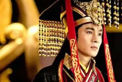 皇帝的帽子为何有个小帘子？有什么作用呢？