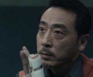 《扫黑风暴》高明远为什么会知道马帅掰断了左手的小拇指？