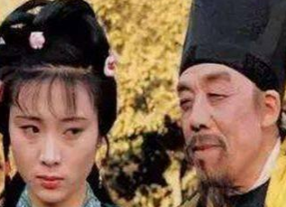 贾赦是长子住在偏院，次子贾政却居住在正院，这是为何？