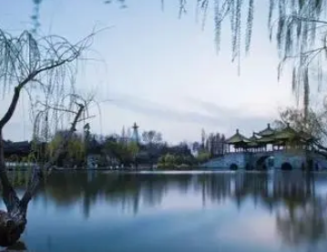 王建所作的《夜看扬州市》，从侧面表现了扬州的繁华