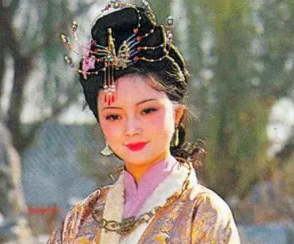 红楼梦中蘅芜苑是谁的住所？为何案上会供着菊花？