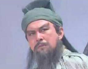 三国时期关羽在蜀汉担任的第一个职位是什么？