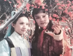 红楼梦中宝玉为何要带上宝钗与黛玉一同前往妙玉处喝茶？