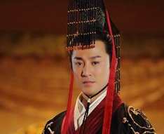 为何只有秦汉时期的龙袍是黑色的，之后的龙袍是黄色的呢？