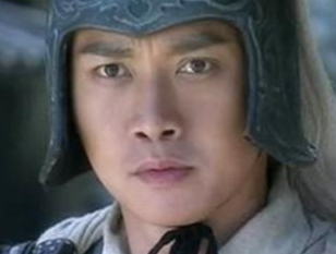 不喜欢马超和黄忠的关羽，对待赵云是什么态度？