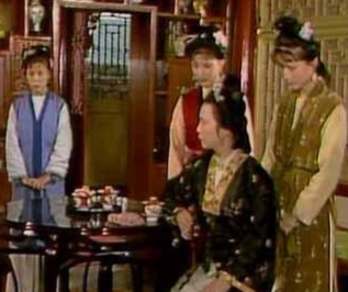 王夫人撵走晴雯时，为什么不让她穿衣服？
