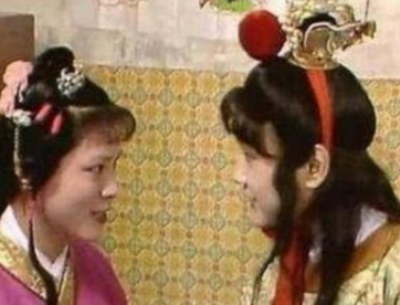 袭人和贾宝玉的关系如何？鸳鸯为何要讽刺她？
