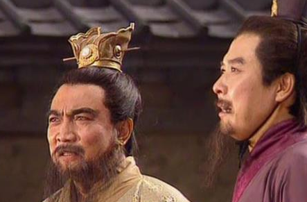 曹操在煮酒论英雄的时候 刘备为什么吓得掉了筷子