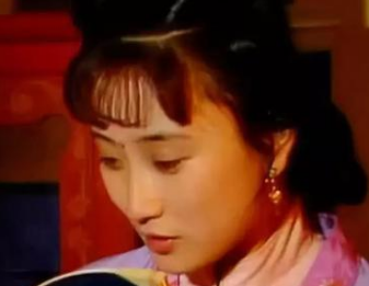 红楼梦中香菱遇到薛宝钗之后，她的生活有何变化？