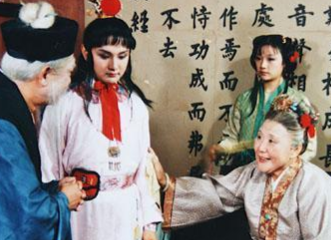 贾母和薛姨妈在贾宝玉婚事上有何想法？两个老太太的明争暗斗