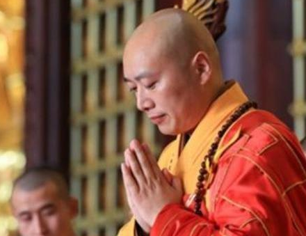 朱元璋当上皇帝后去寺庙拜佛问方丈要跪吗 方丈又是怎么回答的