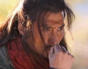 水浒传中面对薛霸和董超的举动，林冲为何不生气？
