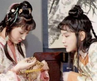 红楼梦中薛姨妈两次过生日时，林黛玉送了什么礼物？