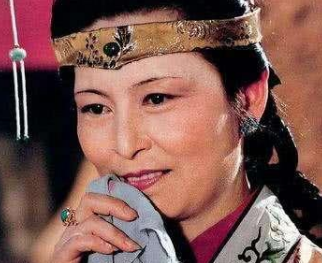 红楼梦中刘姥姥二进荣国府时，发生了什么事情？