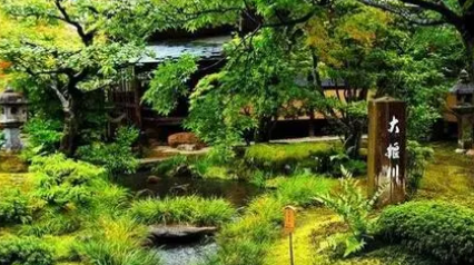 陈克《菩萨蛮·绿芜墙绕青苔院》：着眼于“闲适”而意在言外