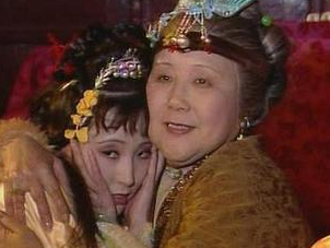 红楼梦中贾母来到潇湘馆后看到窗纱旧了，做了什么事情？