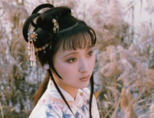 红楼梦中在晴雯死后，怡红院的海棠树为何会死了半边?
