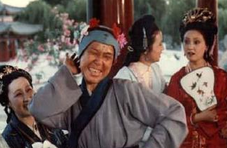 红楼梦中刘姥姥逗贾府众人大笑时，薛宝钗是什么表现？