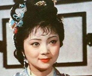 红楼梦中薛宝钗搬出大观园是为何？与王夫人有何关系
