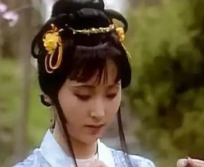 红楼梦中黛玉为何会称袭人为嫂子？原因是什么？