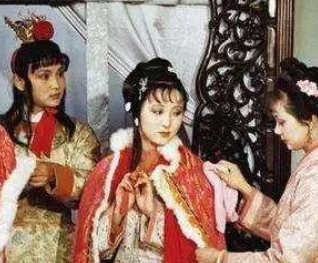 红楼梦中黛玉在宝玉生日夜宴上，偷倒了杯中的酒是为何？