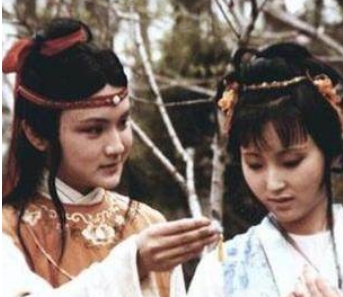 红楼梦黛玉借雪雁奚落宝玉，是因为什么？