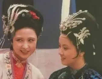 红楼梦中尤二姐被欺负时，为何没有人帮助她？