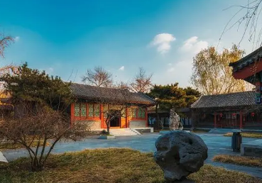 红楼梦中庆祝中秋节时发生了什么怪事？为何贾珍被吓一跳？