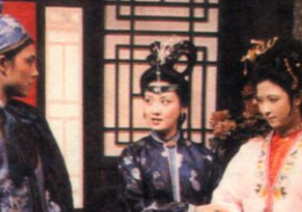 红楼梦中尤二姐进入大观园，平儿扮演着什么角色？