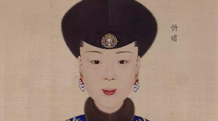 忻贵妃作为乾隆皇帝的妃嫔，其死因究竟该如何考证？