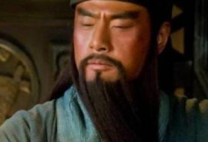 诸葛亮为什么让关羽镇守荆州？