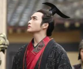 历史上秦始皇的龙袍为何是黑色而不是黄色的？