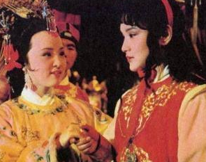 红楼梦宝玉为何会住进大观园？是因为元春吗