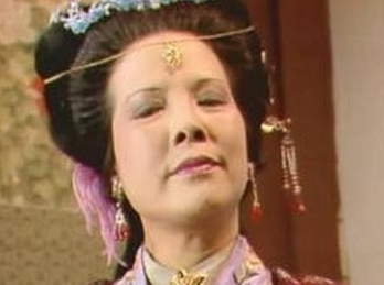 红楼梦邢夫人对儿媳王熙凤的态度如何?为何说不满