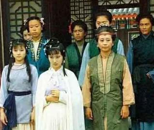 红楼梦中黛玉进贾府时，王夫人的表现如何？