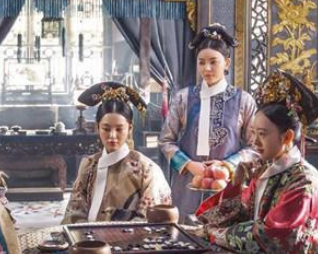 在清朝时期，后宫嫔妃脖子上带着一条白布，是为何？