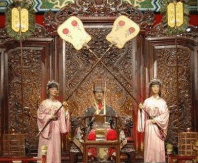 古代皇帝身后总出现两个扇子 这个东西到底有什么作用