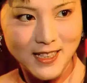 红楼梦袭人为何要说黛玉坏话？二人之间的关系如何？