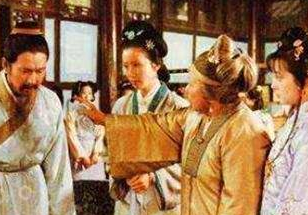 红楼梦中忠顺亲王于贾府之间有何交集?