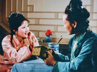 红楼梦中，丫头莺儿为什么不倒茶？